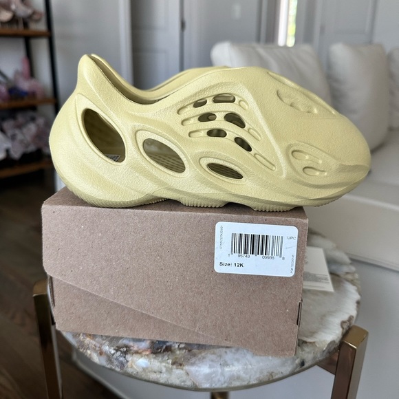 BNWT sulfur Yeezy foam runners